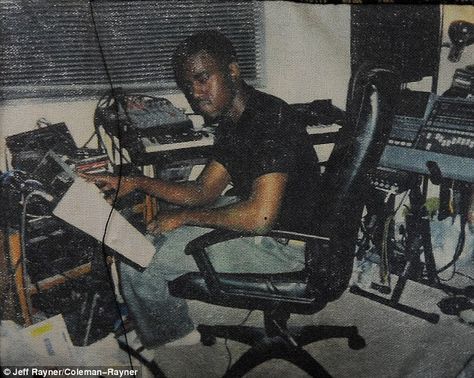 #StartedFromTheBottom Kanye West at his home recording studio! The 36-year-old rapper, whose net worth is $100 million, had a modest middle-class upbringing in suburban Illinois #throwback Home Recording Studio, Old School Music, Rap Albums, Hip Hop Art, American Rappers, Hip Hop Culture, Music Studio, Recording Studio, Kanye West