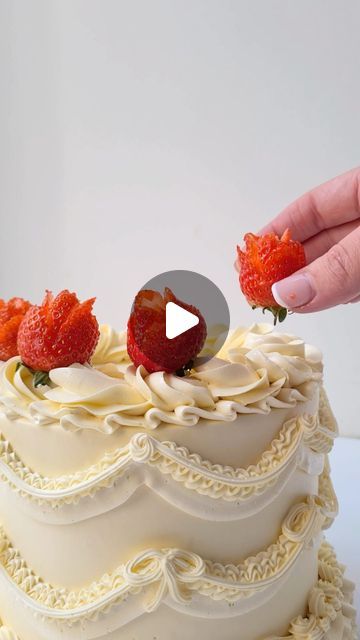 Decorate Strawberry Cake, Strawberry Cake Design, Cakes Fancy, Bakery London, Buttercream Cake Designs, Strawberry Roses, Cake Classes, Cake Decorating Classes, Recipe Sheets