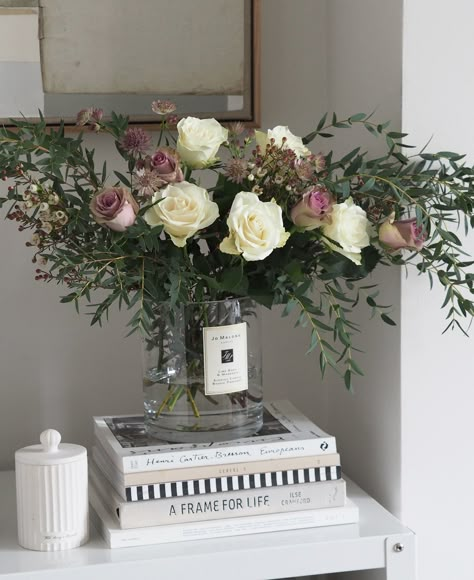 Jo Malone Style Decor, Jo Malone Bedroom, Jo Malone Candle Decor, January Flower Arrangements For Home, Fresh Flowers In Vase, Coffee Table Floral Arrangements, Jo Malone Candle Aesthetic, Coffee Table Flower Arrangements, Jo Malone Aesthetic