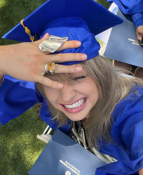 Graduation Day Aesthetic, Fun Graduation Pictures, Uni Graduation, Graduate Photoshoot, Graduation Photo Ideas, High School Graduation Pictures, Grad Picture Ideas, Senior Year Fun, Graduation Pic Ideas