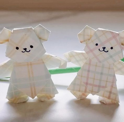 This bear 🐻 is very easy to fold! 👍🏻 It's so cute to stand on the desk❤️ Hope you guys like it😍 #origami #origamibear #cute #papercraft #diy #decoration Cute Small Origami Easy, Teddy Bear Origami, Teddy Bear Paper Craft, Origami Bear Tutorial, Bear Origami Easy, Origami Stand, Paper Craft Teddy Bear, Cardboard Bear, Origami Teddy Bear