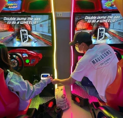 Arcade Date Ideas, Arcade Couple Pictures, Arcade Date Aesthetic, Timezone Date, Arcade Date, Romantic Activities, Dream Dates, Couple Activities, Cute Date Ideas