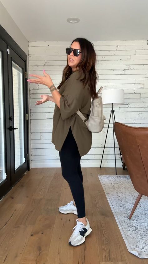 Stylish Mom Outfits, Mom Outfits Fall, White Shorts Outfit, Running Errands Outfit, Trendy Mom Outfits, Theme Park Outfits, Blue Shirt With Jeans, Look Legging, New Balance Outfit