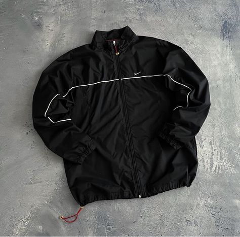 Black Windbreaker Outfit Aesthetic, Black Windbreaker Outfit, Sporty Black Hoodie Windbreaker, Streetwear Hoodie Windbreaker, Black Retro Windbreaker, Vintage Nike Jacket, Black Fleece-lined Windbreaker For Streetwear, University Outfit, Couple Fits