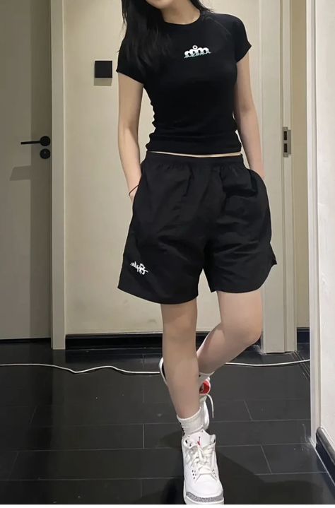 Jordan Retro Outfits Women, Black Casual Outfit, Retro Summer Outfits, Crop Tops Black, Boyish Outfits, Yoga Crop Tops, Everyday Fashion Outfits, Casual Day Outfits, Tomboy Outfits