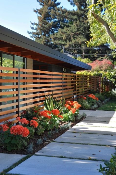 Mid Century Modern Fence Ideas for Stylish Homes Modern Cottage Fence, Mid Century Home Landscaping, Modern Cottage Front Yard, Mid Century Backyard Ideas, Mid Century Garden Landscaping, Mid Century Modern Yard, Bloxburg Front Yard, Mid Century Fence, Bloxburg Outside