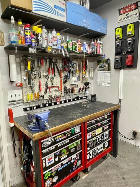 Maintenance Shop Organization, Mechanic Work Bench, Mechanic Garage Organization, Gunsmithing Workshop, Diy Tool Cart, Car Workshop Ideas, Workshop Mancave, Small Workshop Layout, Mechanics Garage Organization