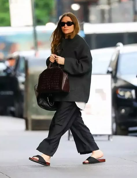 Olsen Summer Style Staples - by Olivia’s Shopping Diary Mary Kate Olsen Style, Ashley Olsen Style, Olsen Fashion, Olsen Twins Style, Mary Kate Ashley Olsen, Olsen Style, Mary Kate And Ashley Olsen, Olsen Sister, The Olsen Twins