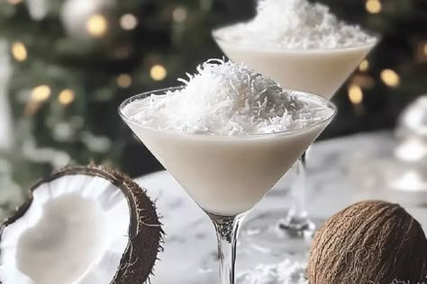 Make the ultimate Snowball Martini this holiday season! This creamy coconut cocktail is festive, delicious. Snowball Martini Vanilla Vodka, Coconut Martini Recipe, Snowball Martini, Snowball Cocktail, Snowball Drink, Snowflake Martini, Snowflake Cocktail, Fruity Rum Drinks, Coconut Martini