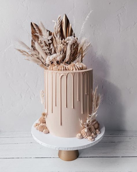 Lydia’s Cakes 🧁 on Instagram: “A dried flower drip cake two of my fave cake things Love this nude beauty! • #dripcake #biscoffcake #birthdaycake #birthdayinspo…” Boho Chocolate Cake, Tan Cake Ideas, Pampas Birthday Cake, Shades Of Brown Birthday Cake, Nude Cake Birthday, Boho Birthday Cakes, Nude Color Cake, Nude Birthday Cake, Nude Birthday Theme