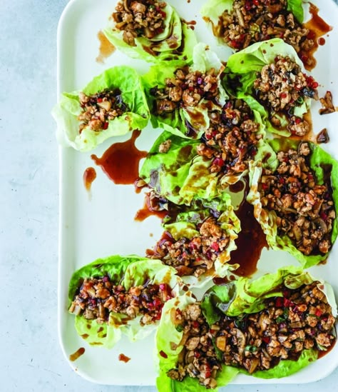 Chrissy Teigen Recipes, Salat Wraps, Chicken Lettuce Cups, Lettuce Wraps Healthy, Lettuce Cups, Chicken Lettuce Wraps, Chrissy Teigen, Lettuce Wraps, Filling Recipes