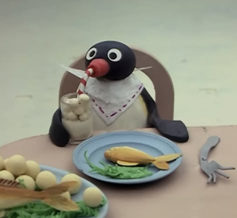 Pingu Memes, Pingu Pingu, App Ikon, Noot Noot, Spotify Covers, Funny Profile Pictures, Dessin Adorable, Playlist Covers, Really Funny Pictures