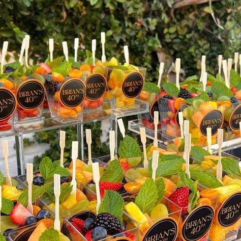 GRAZE LOS ANGELES ® INC. on Instagram: "Cute little fruit cups as a refreshing snack for the guests! We can customize for any event — happy 40th Brian 🍊🍓🍍 @serraonvine @delicatedetails" Fruit Cup Ideas For Party, Individual Fruit Cups, Refreshments Table, Fruit Buffet, Baked Chicken Recipe, Appetizers Table, Fruit Platter Designs, Thighs Chicken, Refreshing Snacks