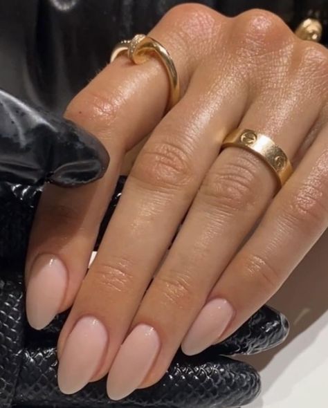 Neutral Nails Bridesmaid, Corporate Nails Simple, Business Woman Nails, Simple Engagement Nails, Nails For Engagement Ring, Office Nails Classy, Corporate Nails, Neutral Wedding Nails, Italy Nails