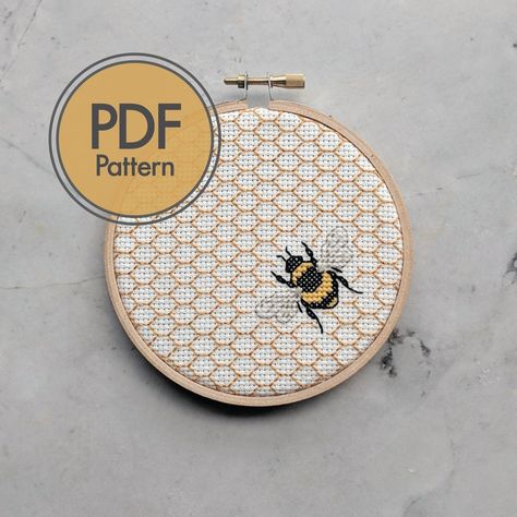 Bee Cross Stitch, Geometric Cross Stitch, Humble Bee, Embroidery And Cross Stitch, Cross Stitch Projects, Types Of Stitches, Modern Cross Stitch Patterns, Cross Stitch Ideas, Back Stitch