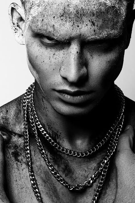 Chain Photoshoot, Punk Photoshoot, Mad Max Costume, Photoshoot Black And White, Jewelry Ad, Simple Portrait, Mens Editorial, Male Makeup, Le Male