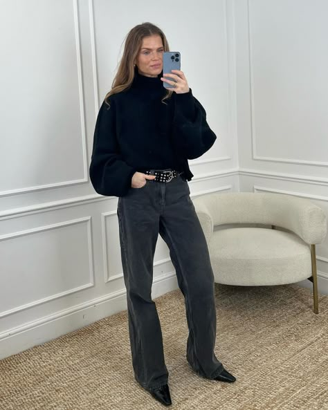 SheerLuxe (@sheerluxe) • Instagram-foto's en -video's Black Jeans Outfit, Work Fits, Oversized Crewneck, Sweatshirt Outfit, Anine Bing, Jeans Outfit, Cotton Fleece, Winter Outfit, Winter Style