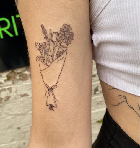 Aesthetic Tattoo Ideas, Flower Bouquet Tattoo, Artsy Tattoos, Optical Illusion Tattoos, Illusion Tattoos, 20 Aesthetic, Funky Tattoos, Self Love Tattoo, Unique Tattoo Ideas