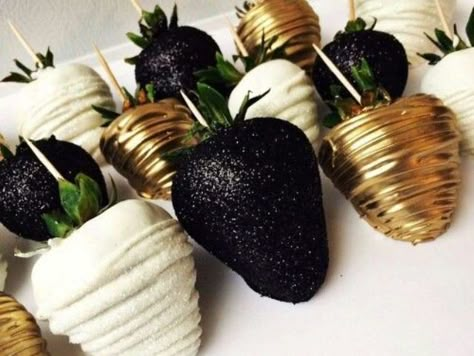 20s Party, Roaring 20, Great Gatsby Party, Strawberry Dip, Gatsby Wedding, Gatsby Party, Covered Strawberries, Gold Party, Roaring 20s