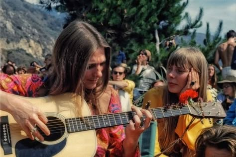 Judy Collins Has a Time Machine - The New York Times Mundo Hippie, Moda Hippie, Hippie Lifestyle, Joni Mitchell, Hippie Aesthetic, Joan Baez, Vw Vintage, 70s Aesthetic, Laurel Canyon