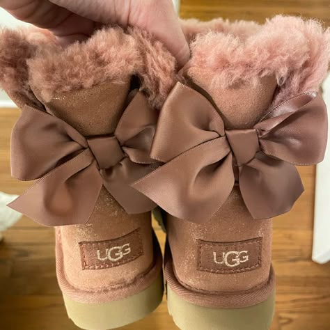 New Uggs Sz 6 Kids Never Worn Ugg Boots Aesthetic, Neutral Color Shoes, Pink Ugg Boots, Cute Uggs, New Uggs, Cute Casual Shoes, Pretty Sneakers, Pink Uggs, Womens Suede Boots