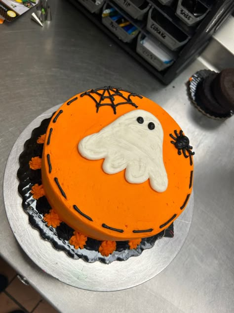 Ghost Cakes, Halloween Ghost Cake, Cookies Decoration Ideas, Cookie Cake Recipes, Cute Halloween Cakes, Wilton Decorating Tips, Halloween Cake Ideas, Dq Cakes, Halloween Food Cupcakes