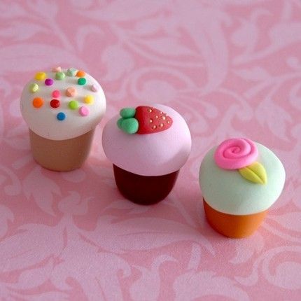 Cute cupcakes Crea Fimo, Jumping Clay, Clay Crafts For Kids, Clay Magnets, Sculpey Clay, Clay Soap, Tanah Liat, Cute Polymer Clay, Polymer Clay Miniatures