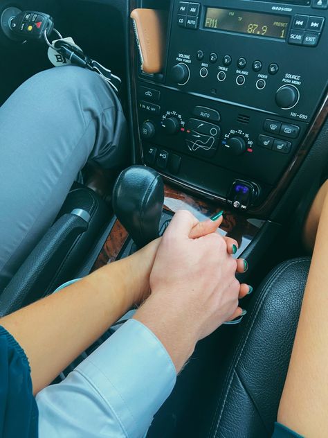 Couple In Car, Flipagram Instagram, Couple Hands, Classy Couple, Profile Pictures Instagram, Couple Picture Poses, Driving Photography, Clipuri Video, Jolie Photo