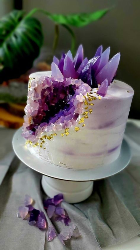 Amethyst Cake, Cakes Geode, Amethyst Geode Cake, Geode Cake With Flowers, Crystal Geode Cake, Floral Geode Cake, Geode Cake, Violet Wedding, Creative Birthday Cakes