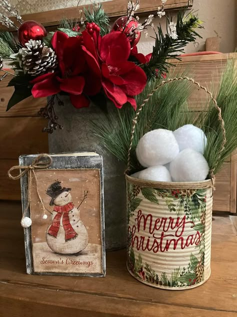 Christmas Craft With Tin Cans, Snowmen Centerpieces, Smashed Cans, Can Decorations, Tin Can Projects, Tin Can Ideas, Crafty Christmas Gifts, Can Projects, Christmas Table Runner Pattern