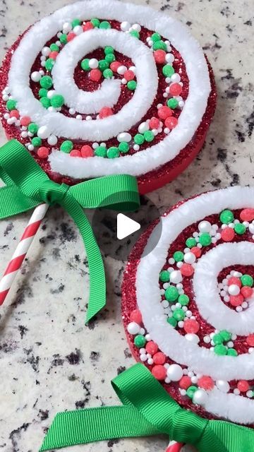 Christmas Crafts Lolipop, Christmas Pens Diy, Gingerbread Christmas Diy Decor, Gingerbread Christmas Wreath Diy, Diy Xmas Wreath Ideas, Christmas Lollipops Diy, Diy Christmas Lollipop Decorations, Diy Candy Christmas Ornaments, Christmas Candy Decorations Diy