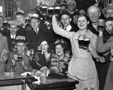 The Speakeasy - Grandaddy Roy (Leroy) would take Goppy Lil there after the horse races.  She was usually the only woman there! End Of Prohibition, People Drinking, Speakeasy Bar, Prohibition Era, Nigeria Africa, The Roaring Twenties, Roaring 20's, The Windy City, Jazz Age