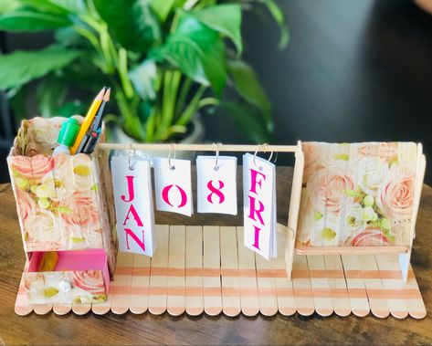 #diy #deskorganizer #calendar #calendar2021 Desk Organiser Ideas, Calendar Diy Handmade, Organiser Ideas, Easy Diy Desk, Handmade Calendar, Diy Desk Organizer, Diy Desk Calendar, Abacus Math, Table Calendar