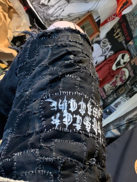 Patch Overalls Punk, Alt Clothes Diy, Crust Pants, Feminist Punk, Battle Jackets, Battle Vest, Punk Diy, Patch Ideas, Patch Pants