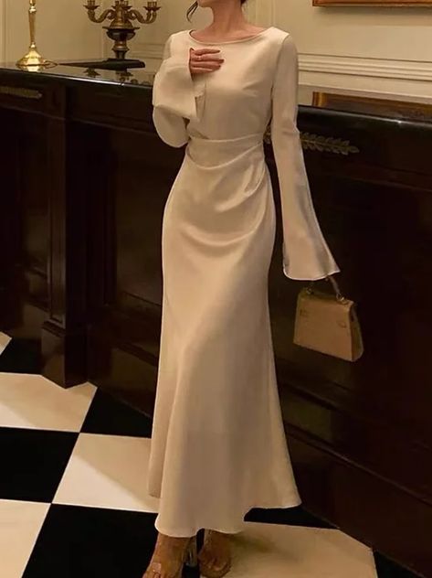 Prom Dress W Sleeves, Evening Midi Dresses Elegant, Cold Weather Wedding Guest Dress, Long Sleeve Modest Dresses, Elegant Winter Dresses Classy, Guest Wedding Dress Winter, Modest Party Outfit, Fancy Dresses Classy, Modest Graduation Dress