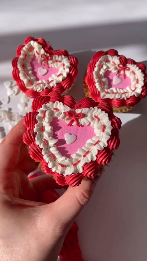 Wanna learn how to make the cutest heart cupcakes?! @alexlarosa created this tutorial: Heart Shaped Cupcakes ❤️ ✨place a marble in your cupcake tray ✨I’ve also seen this done with foil rolled into balls ✨the weight of the marble held the shape better for me ✨bake cupcakes as usual Supplies @nycake Piping tips @wiltoncakes Colors @colour.mill Heart sprinkles @bakell Heart Shaped Cupcakes, Shaped Cupcakes, Bake Cupcakes, Valentines Baking, Heart Sprinkles, Heart Cupcakes, Cupcake Tray, Valentine Day Cupcakes, Cupcake Cake Designs