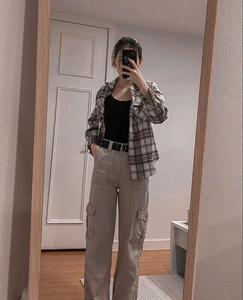 Cream Baggy Pants Outfit, Brown Baggy Pants Outfit, Winter Inspo Aesthetic, Ootd Cargo Pants, Beige Cargo Pants Outfit, Cargo Pants Women Outfit, Baggy Pants Outfit, Khaki Pants Outfit, Dress Pants Outfits