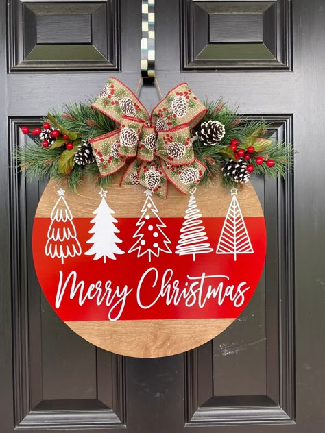 Round Christmas Door Hanger, Plant Curtain, Christmas Outdoor Decorating, Christmas Outdoor Decor Ideas, Door Decorations Christmas, Closet Table, Porch Decor Christmas, Diy Christmas Door Decorations, Farmhouse Door Hanger