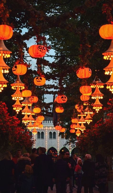 Bucket List Europe Travel, European Summer Travel, Halloween Destinations, Solo Travel Europe, Diy Halloween Home Decor, Halloween Tour, Best Solo Travel, Bucket List Europe, Halloween City