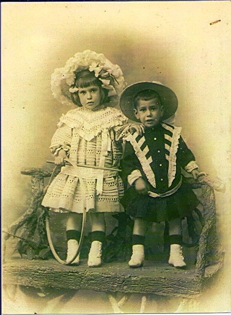 Gr.aunt + gr.uncle | Wild Rose-crafts | Flickr Post Mortem Pictures, Vintage Foto's, Vintage Children Photos, Victorian Portraits, Portrait Vintage, Victorian Photos, Momento Mori, Post Mortem, Photo Vintage