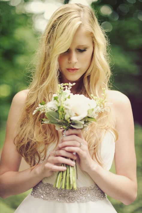 A secret garden inspired shoot.  Photo by Kelly Stremmel. Normal Poses, Flower Bouquet Drawing, Hands Holding Flowers, Bouquet Photography, Giving Flowers, Reference Pose, Hand Photography, Flower Photoshoot, Hand Flowers