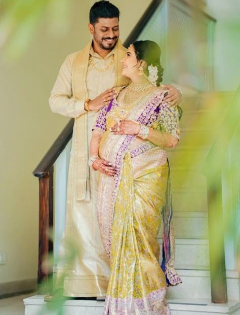 Couple Goal Pregnant, Seemantha Photoshoot, Baby Shower Photoshoot Indian, Valaikappu Photoshoot, Sreemantham Poses, Srimantham Sarees, Baby Shower Photo Poses, Baby Shower Photography Poses Indian, Indian Baby Shower Photoshoot Ideas