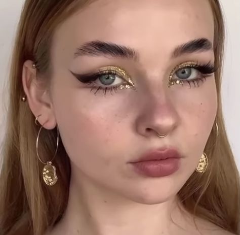 Ancient Greece Makeup Look, Gold Grunge Makeup, Roman Makeup Goddesses, Silver Leaf Makeup, Greek Goddess Eye Makeup, Athena Makeup Goddess, Greek Inspired Makeup, Goddess Makeup Ideas, Greek Makeup Look