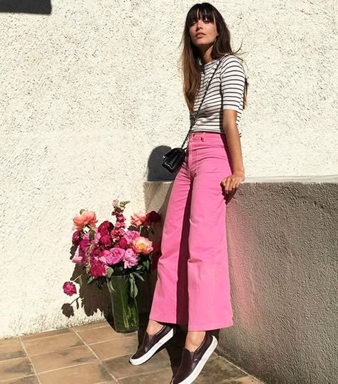 What All the Cool French Girls Are Wearing on Instagram, in 10 Perfect Outfits Pink Trousers Outfit, Pink Jeans Outfit, Louise Follain, Pink Pants Outfit, Light Pink Pants, French Outfits, Parisian Outfits, Look Rose, Pink Trousers