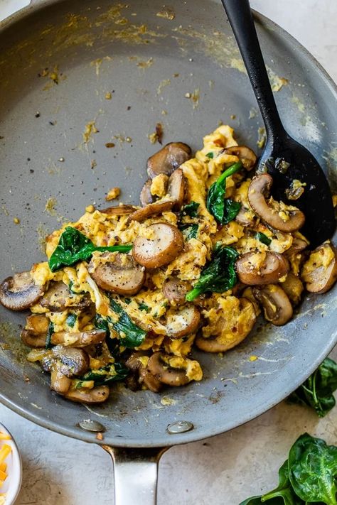 Mushroom-Spinach Scrambled Eggs is one of my go-to recipes for a quick high-protein, low-carb breakfast. Casserole Aesthetic, Eggs Aesthetic, Croissants Breakfast, Eggs Salad, Easy Menu, Scrambled Eggs With Spinach, Mushroom Spinach, High Protein Breakfast Recipes, Plats Healthy