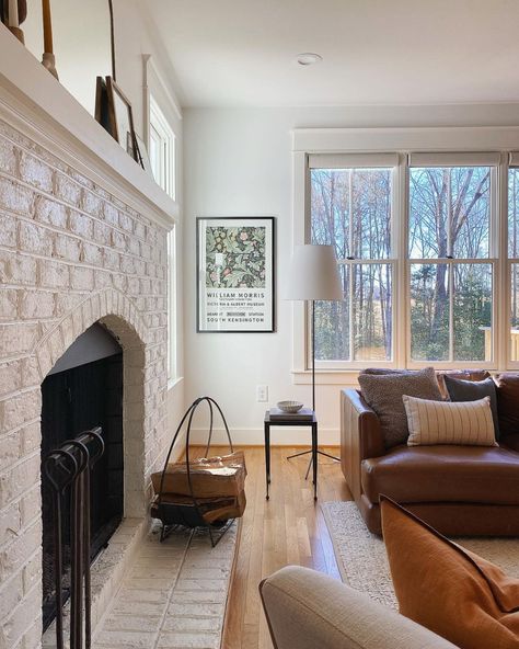 Home Tour: The Goodman House in Virginia – Schoolhouse Goodman House, Layered Decor, Katie Martin, Traditional Style Living Room, Modern Cottage Homes, Modern Traditional Style, Fireplaces Ideas, Colorado House, Hardie Plank