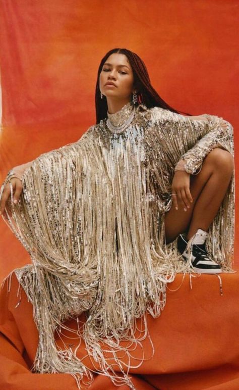 Zendaya Wears Maison Valentino Fall 2020 Haute Couture in ELLE December 2020 Issue!1966 Magazine Mode Zendaya, Mode Editorials, Zendaya Style, Creative Photoshoot Ideas, Photoshoot Concept, Photoshoot Inspiration, Photography Inspo, Model Poses, Editorial Photography