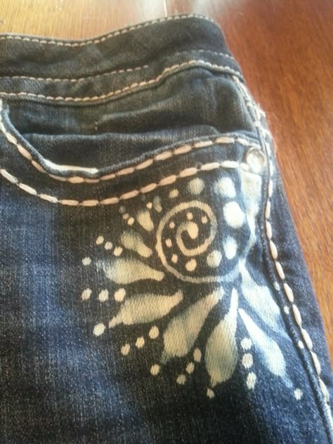 I've been obsessed by what folks have been doing with Clorox bleach pens and knew I had to give it a try myself.  Pintress has pins of a b... Bleach Jeans Diy Denim, How To Bleach Jeans, Bleach Stamping, Bleach Jeans Diy, Bleach Pen Designs, Diy Clothes Bleach, Bleach Jeans, Pen Doodle, Bleaching Clothes