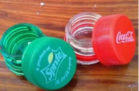 How to make a recycled shampoo bottle purse and lots more! – Recycled Crafts Tiny Containers, Pill Bottle Crafts, Plastic Container Crafts, Container Crafts, Creative Upcycling, Plastic Bottle Caps, Recycling Containers, Recycled Bottle, Bottle Cap Crafts