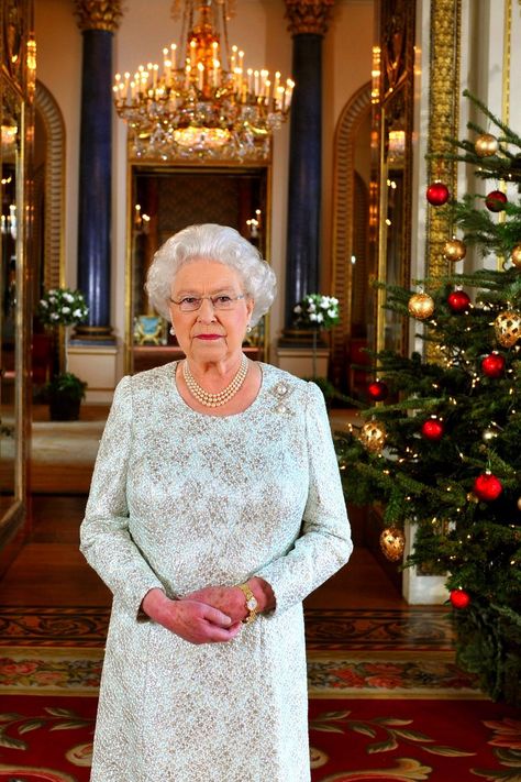 This Is What Christmas Looks Like in the British Royal Palaces Ratu Elizabeth, Royal Family Christmas, Rainha Elizabeth Ii, Principe William, Royal Christmas, Christmas Traditions Family, Reine Elizabeth, Principe Harry, Elisabeth Ii